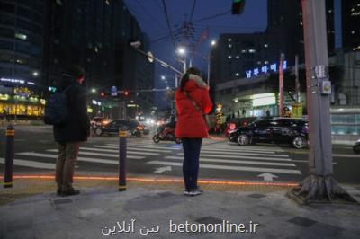 نصب چراغ راهنمایی مخصوص عابران موبایل به دست در کره جنوبی