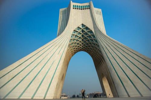 اجرای سرود ۳۱۳ نفره در میدان آزادی و برج میلاد