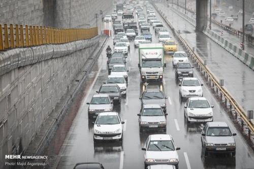ترافیک سنگین در محورهای مواصلاتی بارندگی باران در جاده های ۲ استان