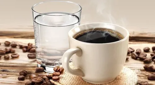 آب پیش از قهوه بامداد چرا متخصصان سفارش می کنند اول یک لیوان آب بنوشید؟